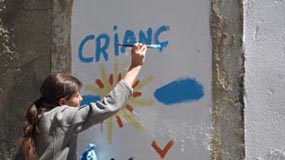 Foto crianças a pintar mais um bocado do muro